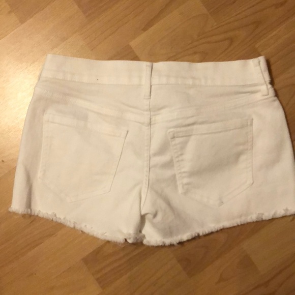 White shorts - Picture 2 of 2